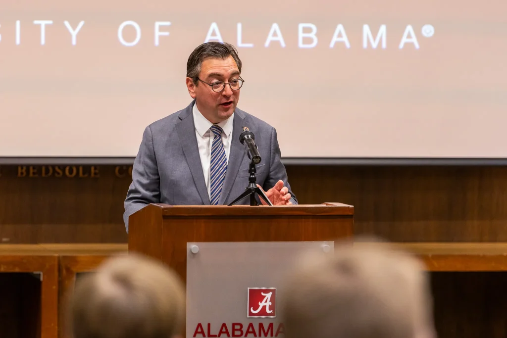 Jonathan Skrmetti, Tennessee Attorney General and Reporter, delivers the inaugural Attorney General Luther Strange Public Service Lecture in the moot courtroom.