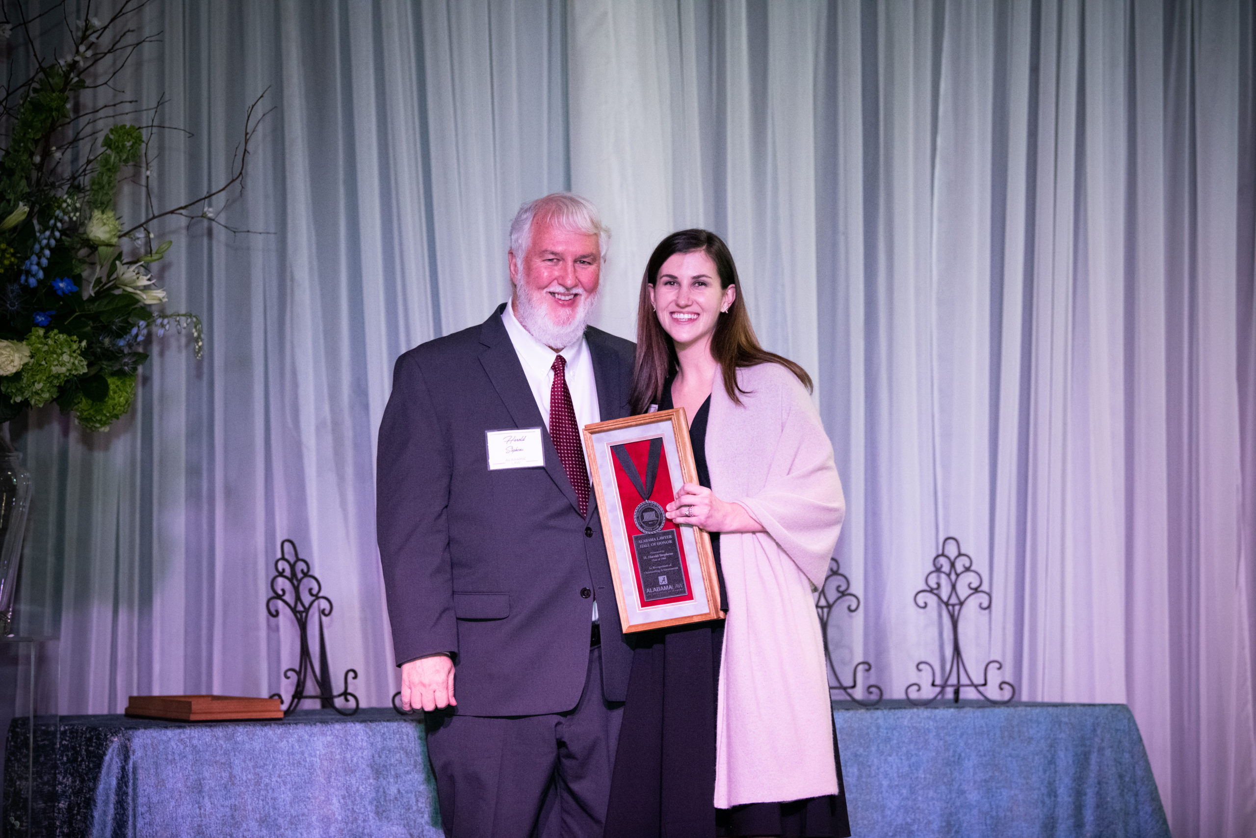 Caroline Stephens Milner presents Hall of Honor award to her father, Harold Stephens, Alabama Law Alumni Banquet 2022